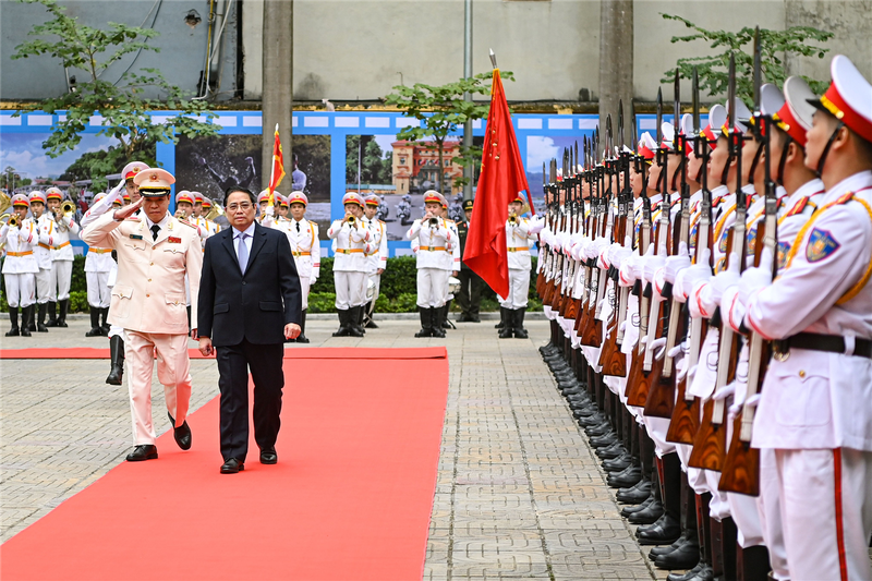 Prime Minister Pham Minh Chinh visits the Police Guard High Command. (Photo: bocongan.gov.vn)