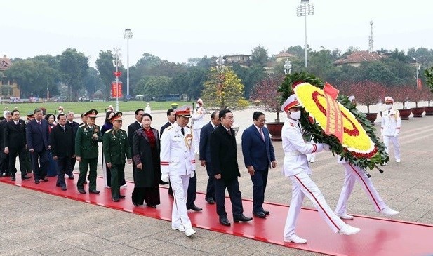 Delegation of the Party Central Committee, the President, the National Assembly, the Government, and the Vietnam Fatherland Front Central Committee pays tribute to President Ho Chi Minh at his mausoleum (Photo: VNA)