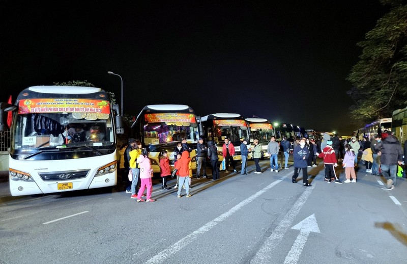 Workers are waiting for buses to return to their hometowns (Photo: VNA)