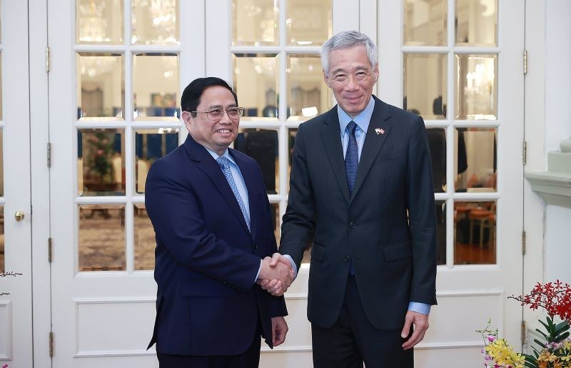 Prime Minister Pham Minh Chinh and his host counterpart Lee Hsien Loong (Photo: VNA)
