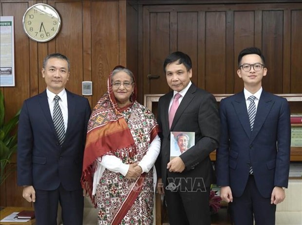 Vietnamese Ambassador to Bangladesh Pham Viet Chien (second from right) and embassy staff pose for a photo with Prime Minister of Bangladesh Sheikh Hasina (third from right) in 2020. (Photo: VNA)