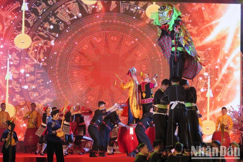 A lion dance performance of the Tay and Nung ethnic minority groups.