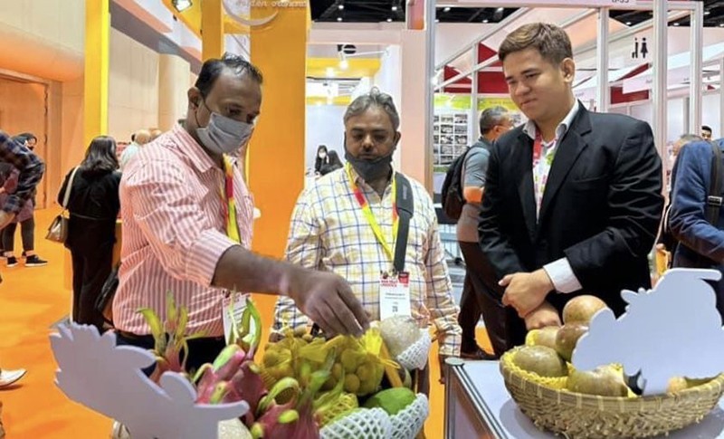 Vietnamese fruits receive the attention of international customers. (Photo: MINH ANH)