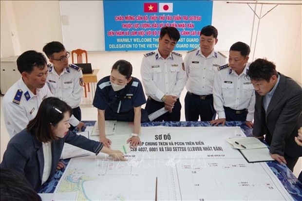 Both sides discuss search and rescue drills (Photo: VNA)