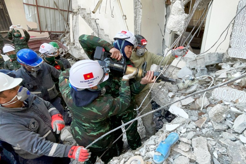 Soldiers of the Vietnam People’s Army are widening the entrance to the location of two earthquake victims (Photo: The Vietnam People’s Army)