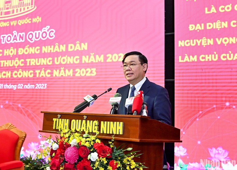 NA Chairman Vuong Dinh Hue speaking at the closing ceremony of the conference. (Photo: NDO)