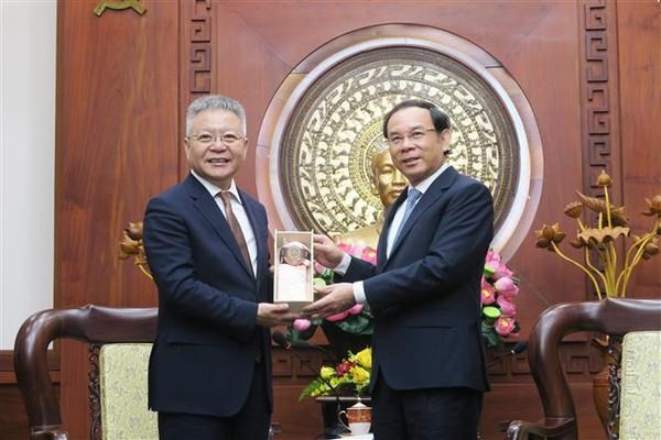 Secretary of the Ho Chi Minh City Party Committee Nguyen Van Nen (R) presents a souvenir to Secretary of the Party Committee of China’s Hainan province Shen Xiaoming. (Photo: VNA)