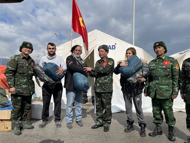 People in Gorentas village, Hatay province receive support from the rescue team of the Vietnam People’s Army. (Photo: Hai Linh/VNA)