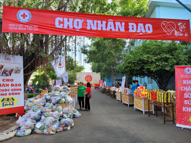 A trade fair held by the Binh Thuan Province Red Cross Society in January 2023 to support needy people (Photo: binhthuan.gov.vn)