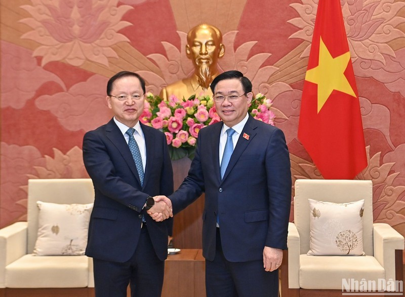 National Assembly (NA) Chairman Vuong Dinh Hue (R|) shakes hands with Park Hark Kyu, President and Chief Financial Officer of Samsung Electronics Co., Ltd., (Photo: NDO)