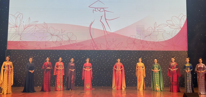 An Ao dai performance designed Do Trinh Hoai Nam (Photo: baobinhduong.vn)