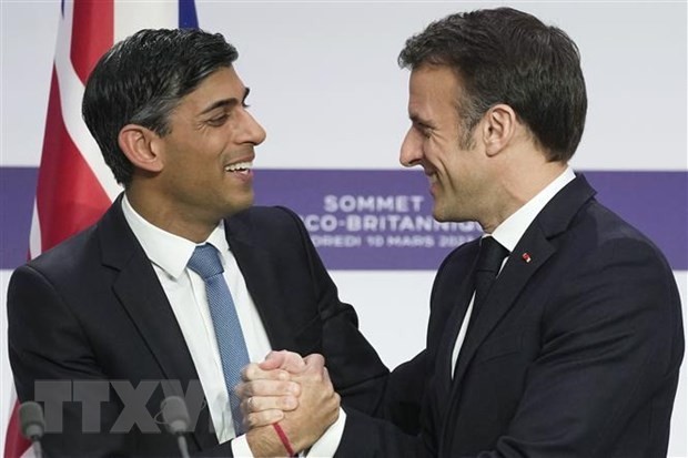 French President Emmanuel Macron (right) and British Prime Minister Rishi Sunak at a joint press conference in Paris on March 10. (Photo: AFP/VNA)