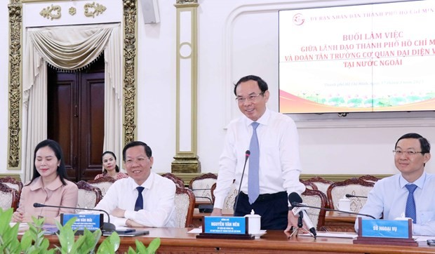 Politburo member and Secretary of the municipal Party Committee Nguyen Van Nen speaking at the meeting. (Photo: VNA)