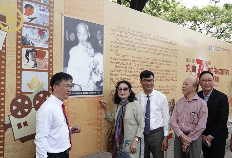 People's Artist Tra Giang attends the exhibition