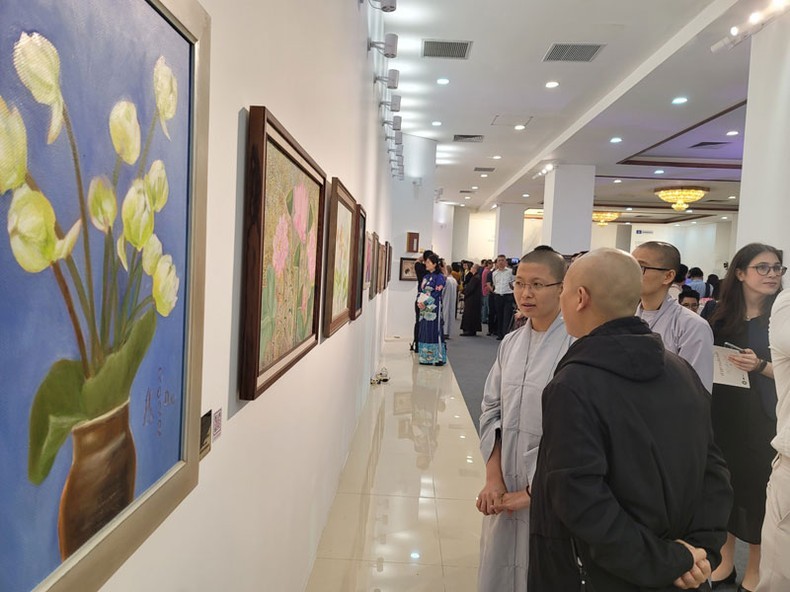 Visitors attend the exhibition (Photo: NDO)