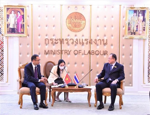 Vietnamese Ambassador to Thailand Phan Chi Thanh (L) and Thai Deputy Minister of Labour Surachai Chaitrakulthong (Photo: VNA) 