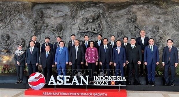 SBV Deputy Governor Pham Tien Dung (back row, second from right) and other central bank and finance officials of ASEAN pose for a group photo at the meetings in Bali, Indonesia. (Source: VNA)