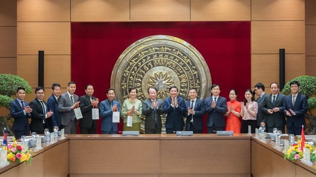 Vietnamese, Cambodian officials in a group photo (Source: VNA)