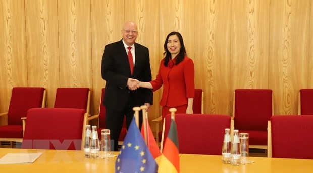 Vietnamese Deputy Minister of Foreign Affairs Le Thi Thu Hang (R) and State Secretary of Germany’s Federal Foreign Office Andreas Michaelis. (Photo: VNA)