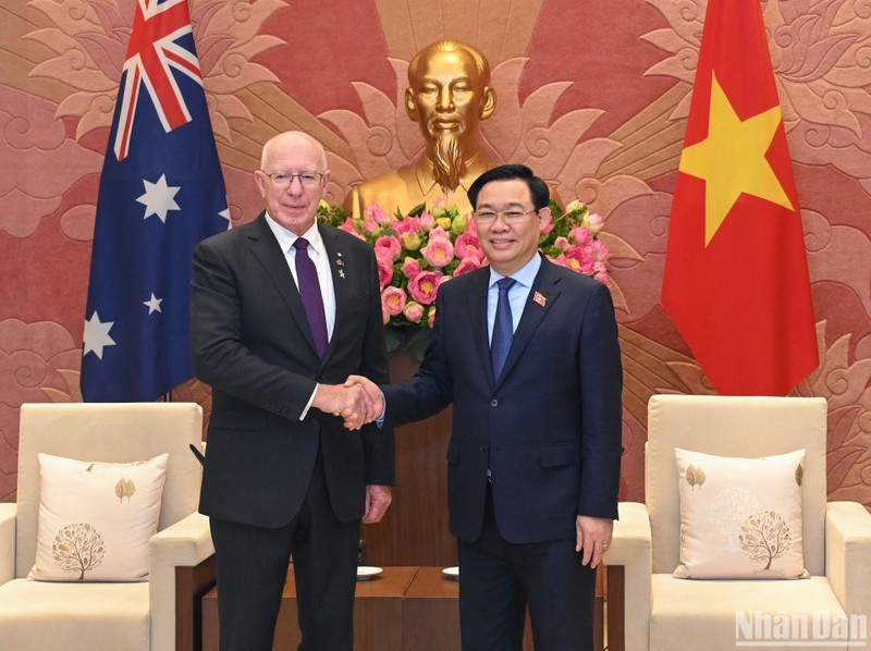 National Assembly (NA) Chairman Vuong Dinh Hue receives Australian Governor-General David Hurley in Hanoi on April 4 (Photo: VNA)