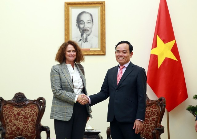 Deputy Prime Minister Tran Luu Quang (R) and Country Director for WB Vietnam Carolyn Turk (Photo: VGP)