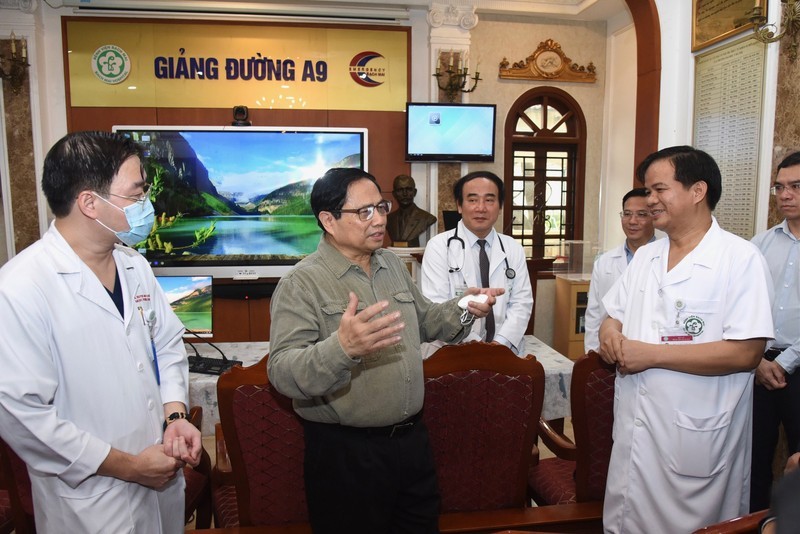 Prime Minister Pham Minh (centre) talks with doctors at the Bach Mai Hospital in Hanoi. (Photo: NDO)