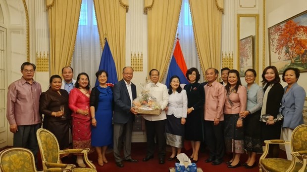 The Vietnamese diplomats visit the Lao Embassy in France. (Photo: VNA)