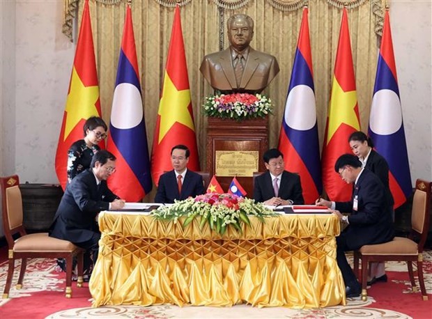 At the signing ceremony of a cooperation agreement between the Vietnamese Ministry of Science and Technology and the Lao Ministry of Education and Sports. (Photo: VNA)