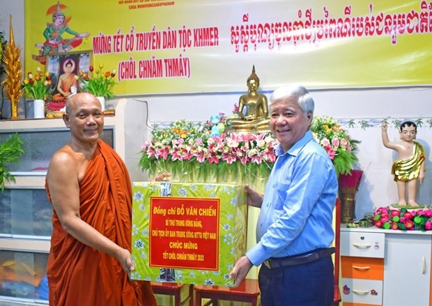 The VFF leader presents gifts to Khmer Buddhist monks on the occasion of the Chol Chnam Thmay festival. 