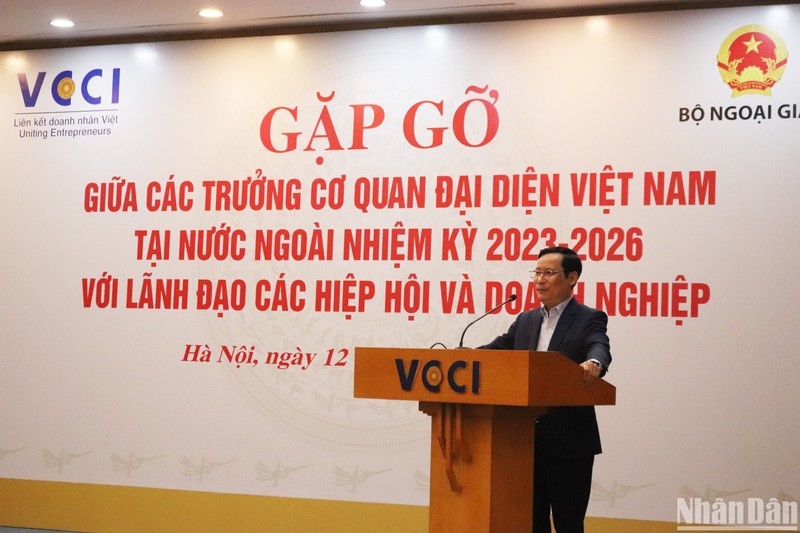 President of the Vietnam Confederation of Commerce and Industry (VCCI) Pham Tan Cong speaking at the meeting. (Photo: NDO)