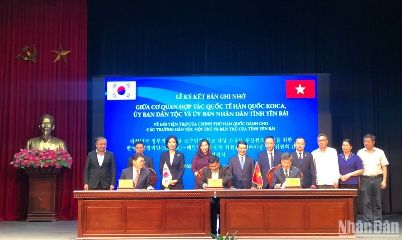 A memorandum of understanding on the aid package is signed between KOICA, the Committee for Ethnic Minority Affairs, and the People’s Committee of Yen Bai Province.