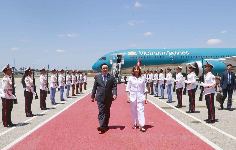 Deputy President of the National Assembly of People's Power of Cuba Ana Maria Mari Machado welcomes NA Chairman Vuong Dinh Hue at Jose Marti airport in Havana on April 18 afternoon (Photo: VNA) 