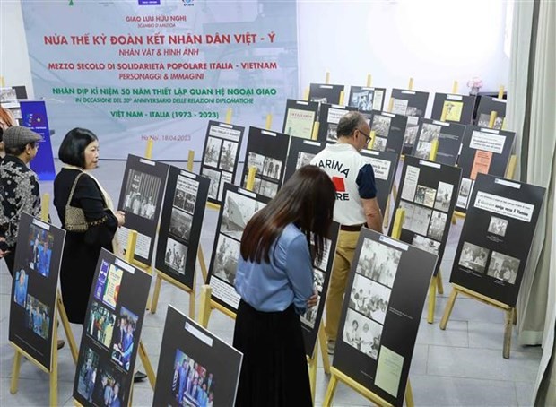 Photos reflecting the activities of friendship and solidarity between the two peoples are displayed at an exhibition held within the framework of the exchange. (Photo: VNA)