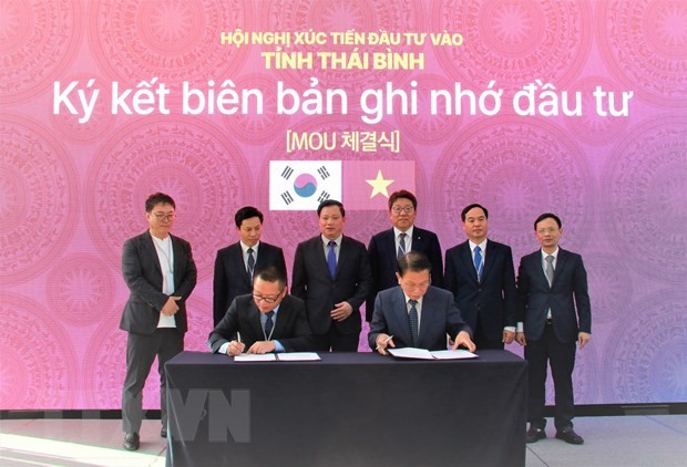 Representatives from Thai Binh province and Republic of Korea sign an investment Memorandum of Understanding(MOU). (Photo: VNA)