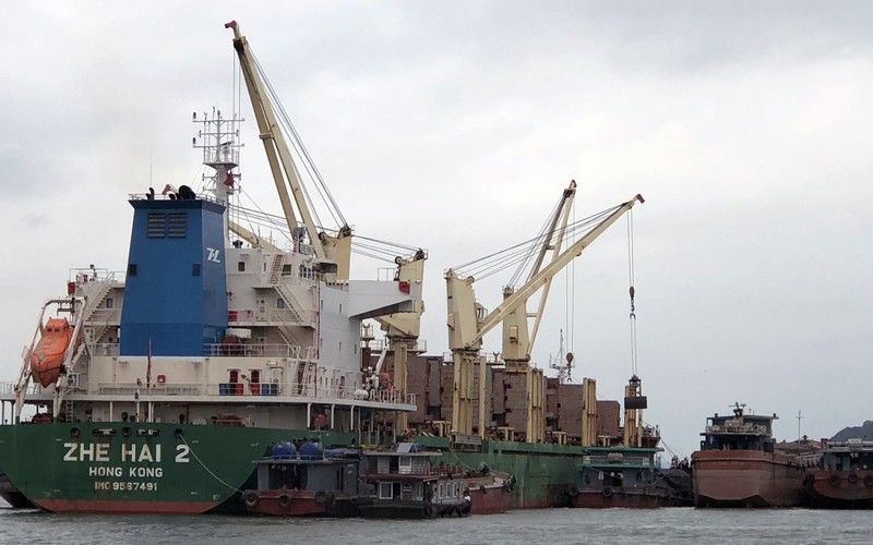 Cargo transshipment in Hon Net-Con Ong area, Cam Pha City, Quang Ninh Province. (Photo: Quang Tho)