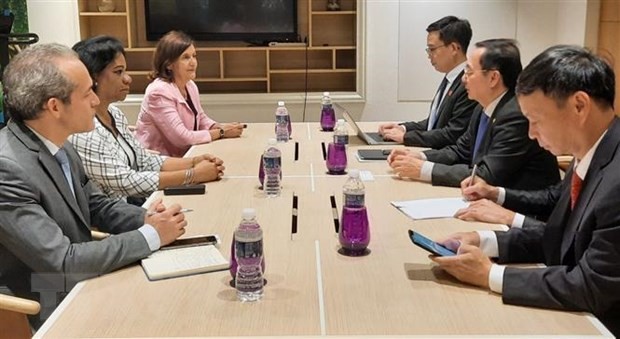 Minister of Science and Technology Huynh Thanh Dat has a meeting with Cuban Deputy Prime Minister Ines Maria Chapman Waughn (Photo: VNA)