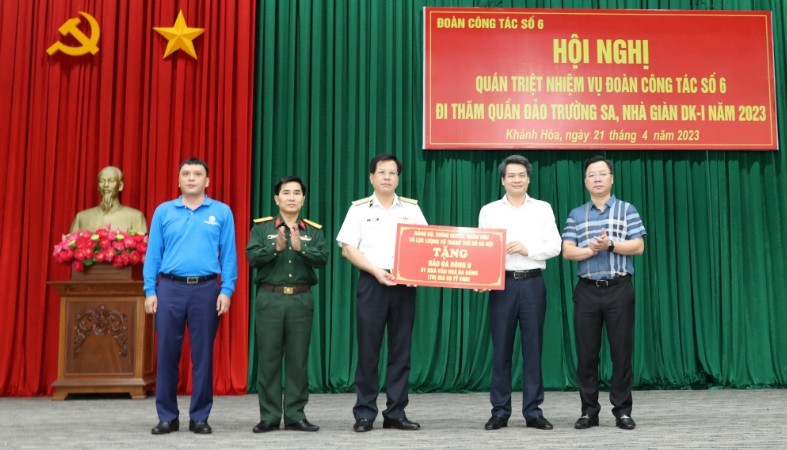 The authorities and people of Hanoi donate 50 billion VND to build a multi-purpose house and improve living and working conditions for officials and soldiers on Da Dong B Island.