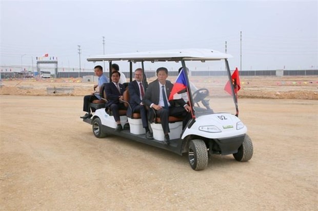Czech Prime Minister Petr Fiala and his entourage visit the Škoda Auto automobile manufacturing and assembly plant project at Viet Hung Industrial Park in Quang Ninh (Photo: VNA) 