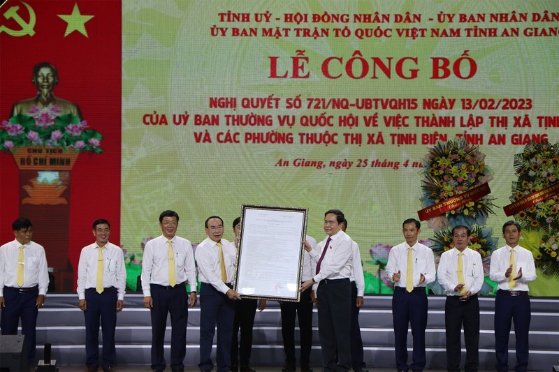 Politburo member Tran Thanh Man hands over the resolution of the National Assembly Standing Committee on the establishment of Tinh Bien Town in An Giang Province.