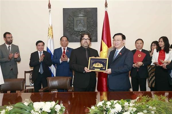 National Assembly Chairman Vuong Dinh Hue presents a souvenir to Mauricio Zunino, Acting Mayor of Montevideo (Photo: VNA)