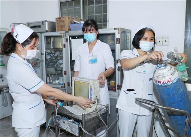 Health workers prepare medical equipment for COVID-19 treatment. (Photo: VNA)
