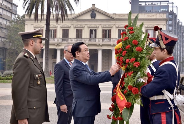 NA Chairman Vuong Dinh Hue lays a wreath at the monument to General Jose Gervasio Artigas, the national hero of Uruguay, in Montevideo on April 27 morning (local time). (Photo: VNA)