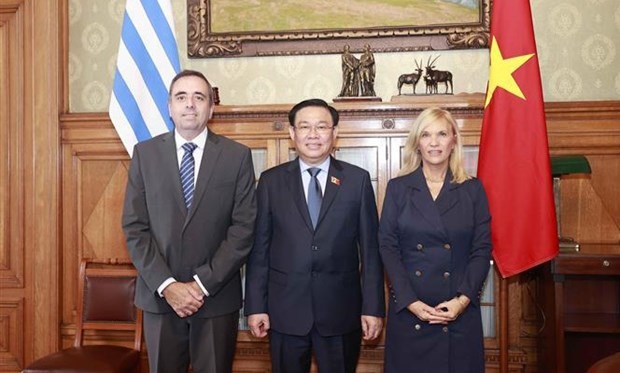 NA Chairman Vuong Dinh Hue with Speaker of the Senate of Uruguay Beatriz Argimon Cedeira (R) and Speaker of the Chamber of Representatives Sebastian Andujar (L). (Photo: VNA)