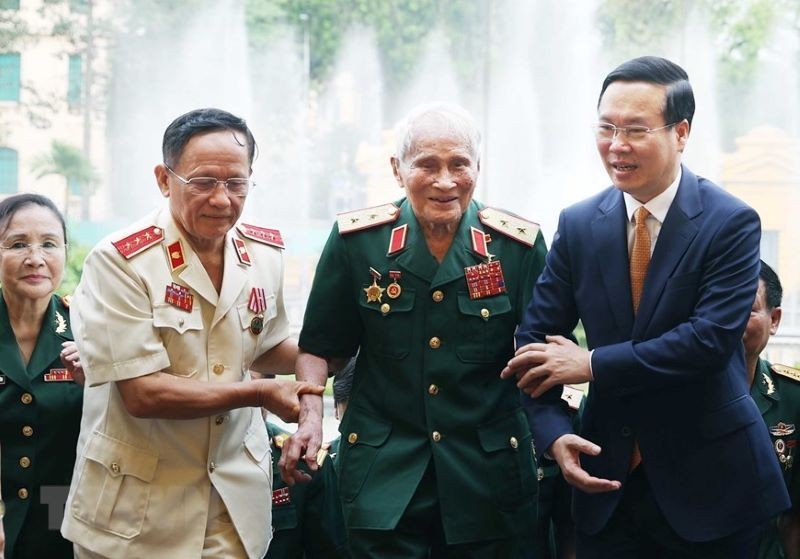 President Vo Van Thuong meets members of Central Highlands Front B3 under the 3rd Army Corps (Photo: VNA) 