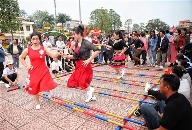Visitors experience "mua sap" dance (Cheraw dance) at the ASEAN- China Intangible Cultural Heritage Week. (Photo: VNA)