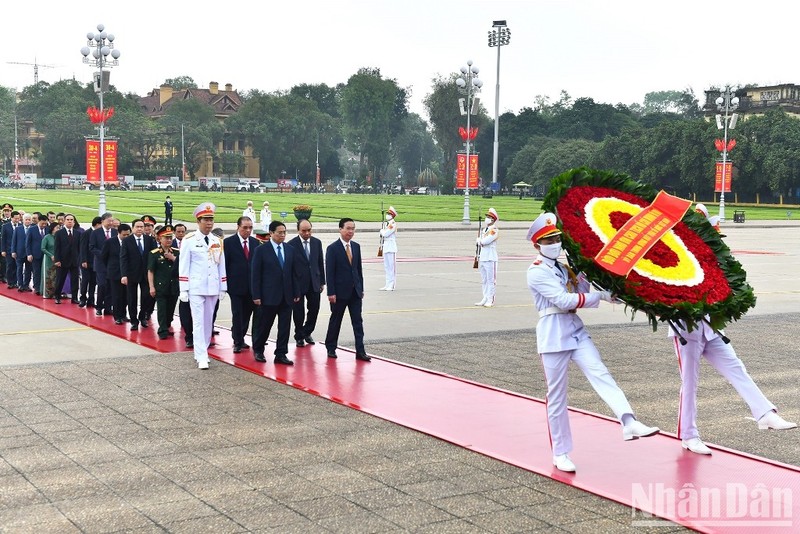 Leaders pay tribute to President Ho Chi Minh on National Reunification Day. (Photo: NDO)