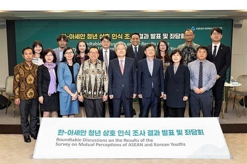 Delegates at the roundtable in a group photo (Source: VNA)