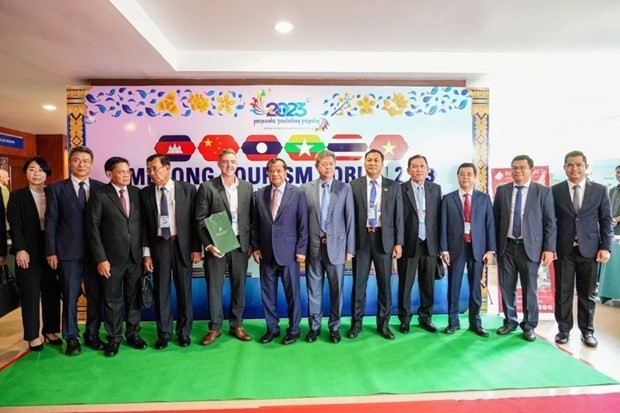 Delegates at the forum in a group photo (Source: VNA)