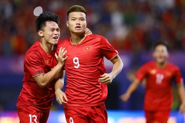 Nguyen Van Tung (9) celebrates after opening the scoring (Photo: VNA)