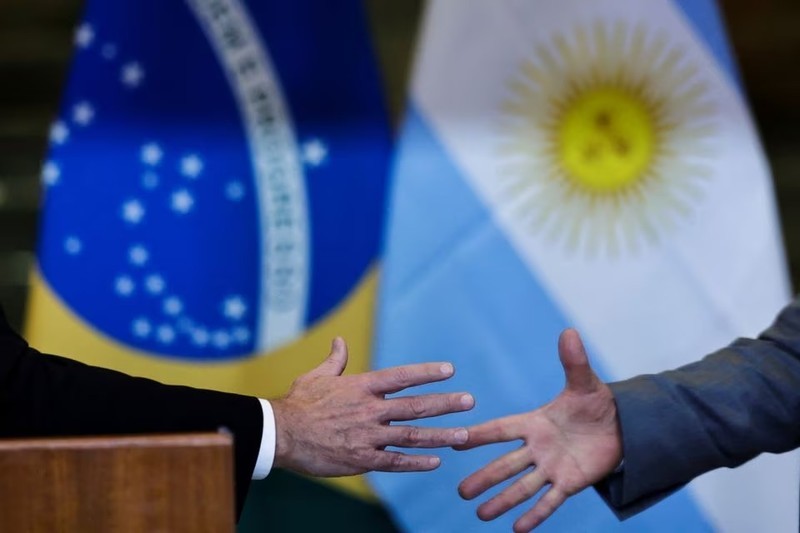 Argentina's President Alberto Fernandez shakes hands with Brazilian President Luiz Inacio Lula da Silva after their meeting at the Alvorada Palace in Brasilia, Brazil on May 2, 2023. (Photo: REUTERS)